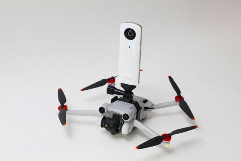 360°カメラを装着～ほかにもLEDライトやGoPROなども装着できます。