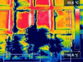 ドローンによる赤外線調査「護岸の熱画像（日中撮影）」～囲みは加筆