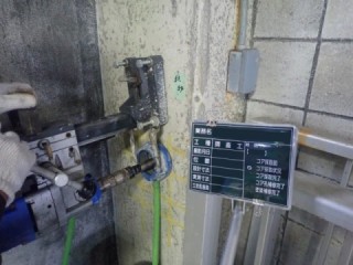 処理施設内柱部での小径コア採取